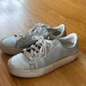 UGG Zilo metallic Women’s Silver Leather Lace-Up Sneakers size 7.5 38.5